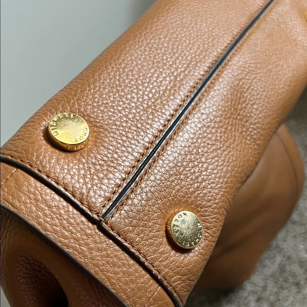 Michael Kors Tan Leather Shoulder Bag with Gold Chain - Picture 2 of 15